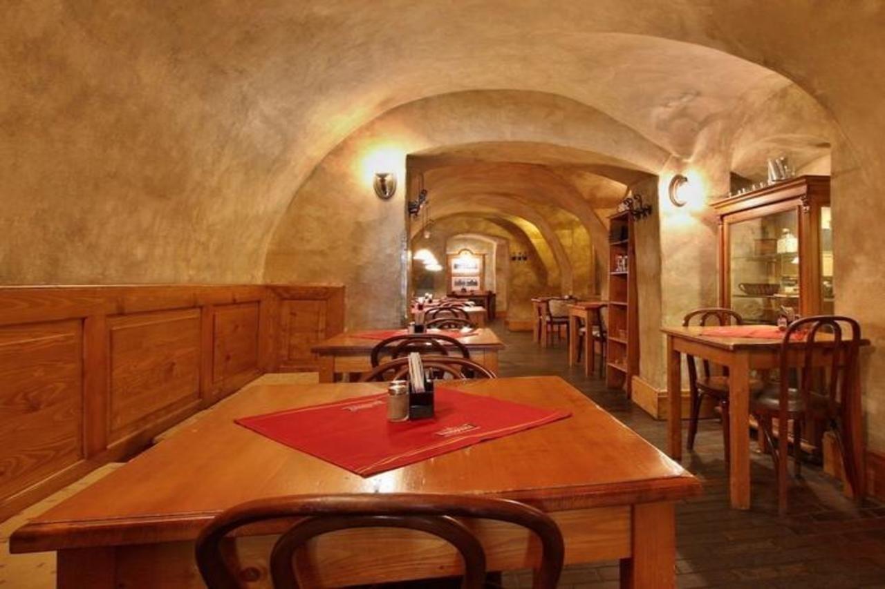 Hotel U Šuterů Praag Buitenkant foto