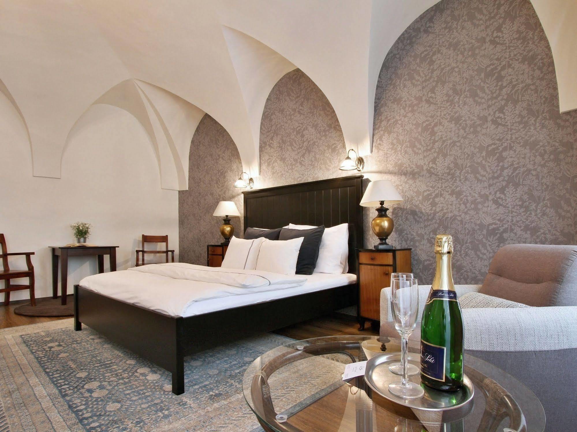 Hotel U Šuterů Praag Buitenkant foto