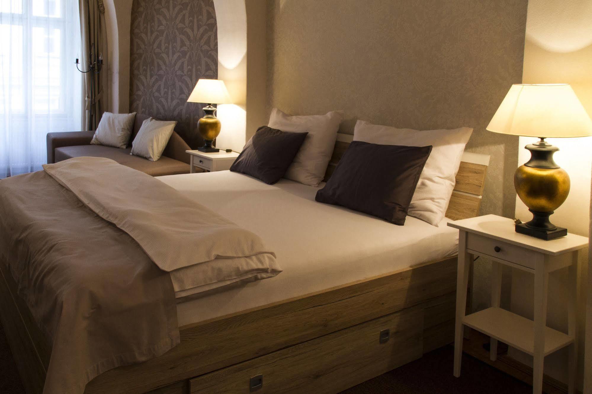 Hotel U Šuterů Praag Buitenkant foto