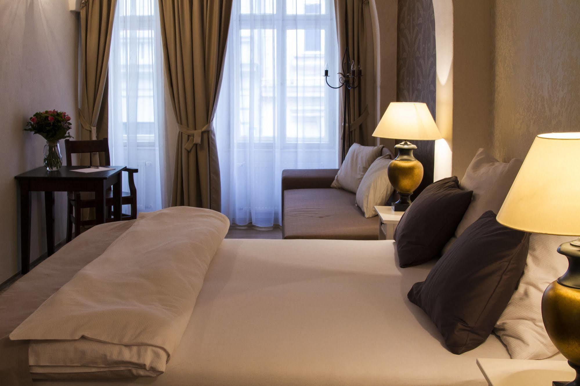Hotel U Šuterů Praag Buitenkant foto